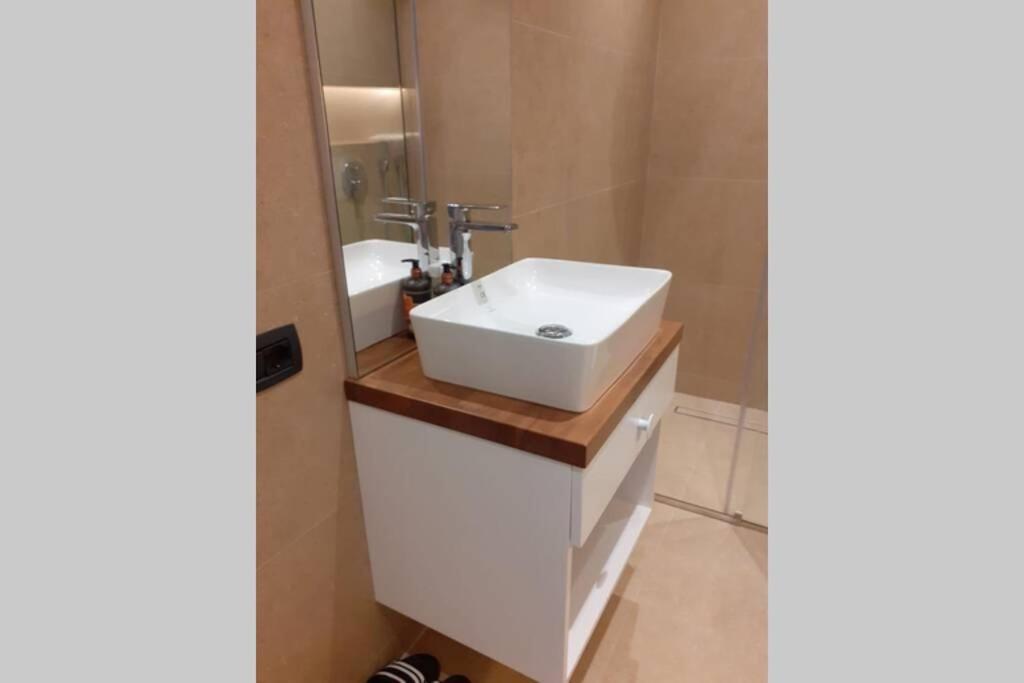 Center 1 Apartment *